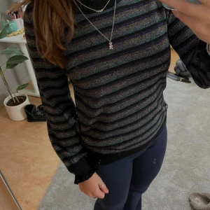 Randig långärmad tröja  - Cool och unik långärmadtröja som är borde randig och glittrig. Köpt för 800kr men säljer för 230. Passar mig som brukar ha 36.