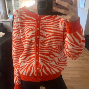 Stickad tröja i zebra mönster  - Stickad tröja i zebra mönster, superskön och supersnygg 