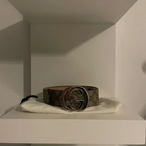 Beige Gucci bälte  - köpt på Gucci, väldigt bra skick då det använts ett fåtal gånger. För mer bilder och info skriv till mig. Pris kan självklart diskuteras.
