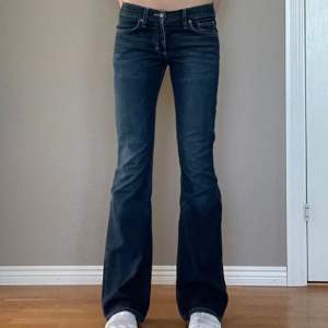 Lågmigjade bootcut jeans från HM bra skick, tvärsöver midjan = 35cm Innerbenslängden = 84cm. Jag på bilden är 171cm, sista bilden är för att visa den rätta färgen på byxorna💕använd gärna köp nu🫶🏻
