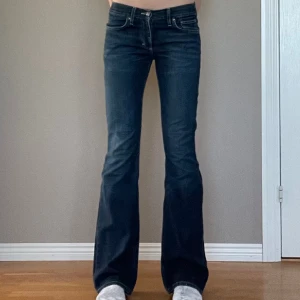 Blåa jeans - Lågmigjade bootcut jeans från HM bra skick, tvärsöver midjan = 35cm Innerbenslängden = 84cm. Jag på bilden är 171cm, sista bilden är för att visa den rätta färgen på byxorna💕använd gärna köp nu🫶🏻
