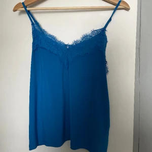 Blått linne  - Snyggt linne från New Yorker. Aldrig använt. Strl XS men passar även S. Reglerbara axelband.  