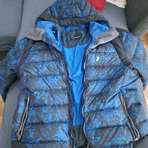 Vinterjacka - Väldigt fin Peak Performans. Väldigt lite använt.