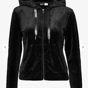 En svart hoodie i velour med dragkedja. Hoodien är normal i storleken och är sparsamt använd och det finns inga skador eller liknande på den🥰  Den är i storlek L och är ifrån Ginatricot i deras modell Cecilia 95% polyester 5% elastan