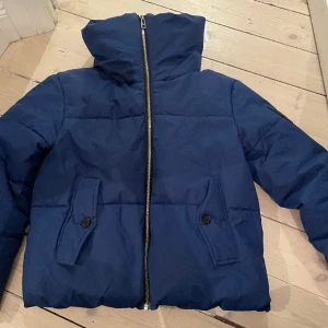 Zadig jacka - En Såå snygg Zadig &Voltaire jacka i storlek 14/S. Den är en jätte fin blå färg med en krage som man antingen kan ha nervikt eller uppe. Den är varm och i bra skick, den har dessutom en luva som man kan välja ut från kragen.