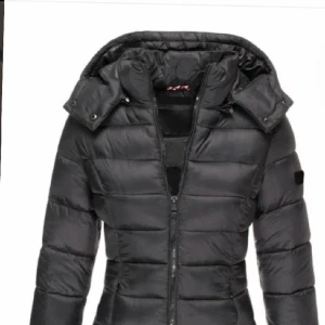 Vinter jacka  - Vinterjacka, helt ny och har har ej använt jackan pågrund av fel storlek. Inköpt dec 2023 och har kvittot kvar. 