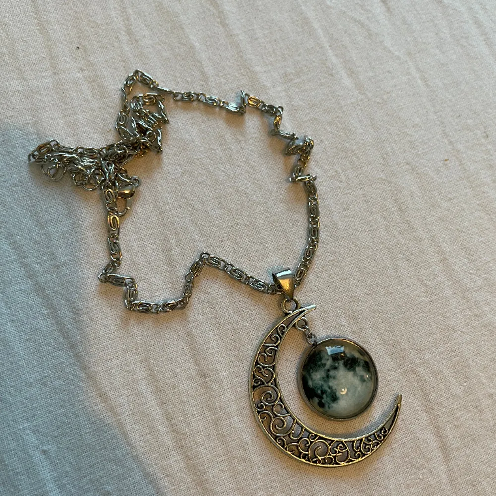 Ska lysa i mörker när man haft dom i solen ett tag. 10kr för ett halsband. Aldrig använda.. Asusteet.