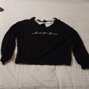 Svart Hoodie  - Jättefin och skön svart hoodie. Passar perfekt till en vanlig skoldag eller till vardags. Den har sina drag som gör den unik. Väldigt bra kvalitet, älskar verkligen 😍 köpt för 150 kr men säljs för 50 kr