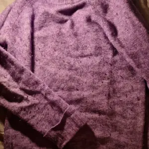 Lila stickad tröja från Kappahl, den är lite nopprig, det ser ut som olika färger men ljuset vart konstigt på 1a bilden, rikgiga färgen ser man på bild 2