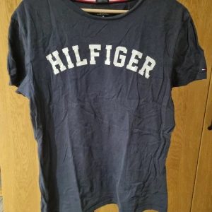 Tommy Hilfiger T-shirt - Fin t-shirt i stl M från Tommy Hilfiger. Färgen mest rättvisande på helbilden. Unisex/herr.