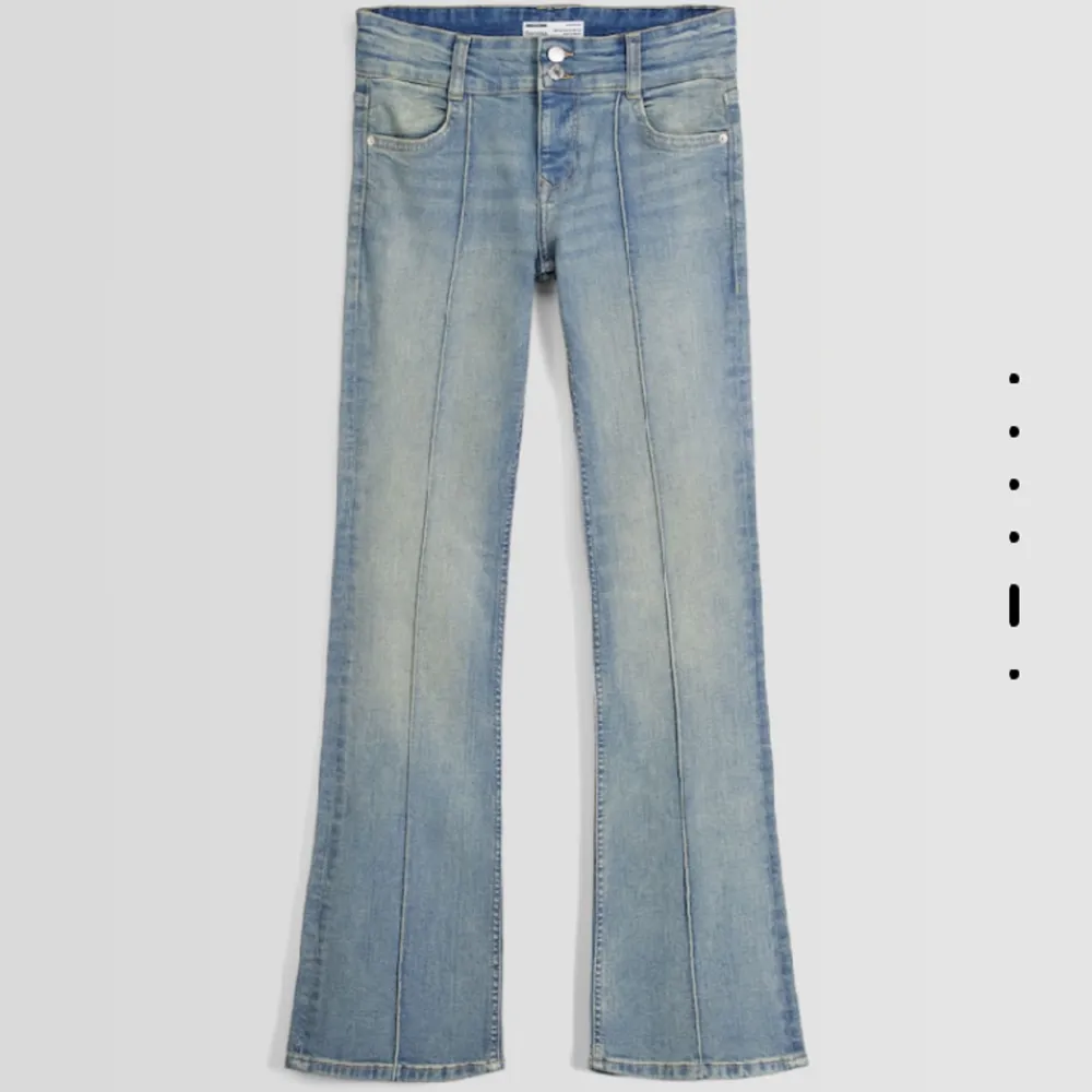 Hej! Jag säljer dessa populära bershka jeans som är lågmidjade. De är slut i alla storlekar och därför är priset 300kr +frakt Ordinarie priset är 399kr. De är svåra att få tag på. De är i storlek 32 och hellt oanvända säljer pågrund av fel storlek.. Jeans & Byxor.