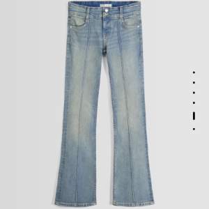 Hej! Jag säljer dessa populära bershka jeans som är lågmidjade. De är slut i alla storlekar och därför är priset 300kr +frakt Ordinarie priset är 399kr. De är svåra att få tag på. De är i storlek 32 och hellt oanvända säljer pågrund av fel storlek.