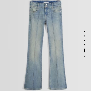 Low waist jeans - Hej! Jag säljer dessa populära bershka jeans som är lågmidjade. De är slut i alla storlekar och därför är priset 300kr +frakt Ordinarie priset är 399kr. De är svåra att få tag på. De är i storlek 32 och hellt oanvända säljer pågrund av fel storlek.