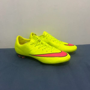 Nike mercurial vapor 10 - Nike Mercurial Vapor 10 Elite Hyper Volt / Pink i storlek 40,5. Skorna är i väldigt bra skick (9/10) och priset kan diskuteras!  