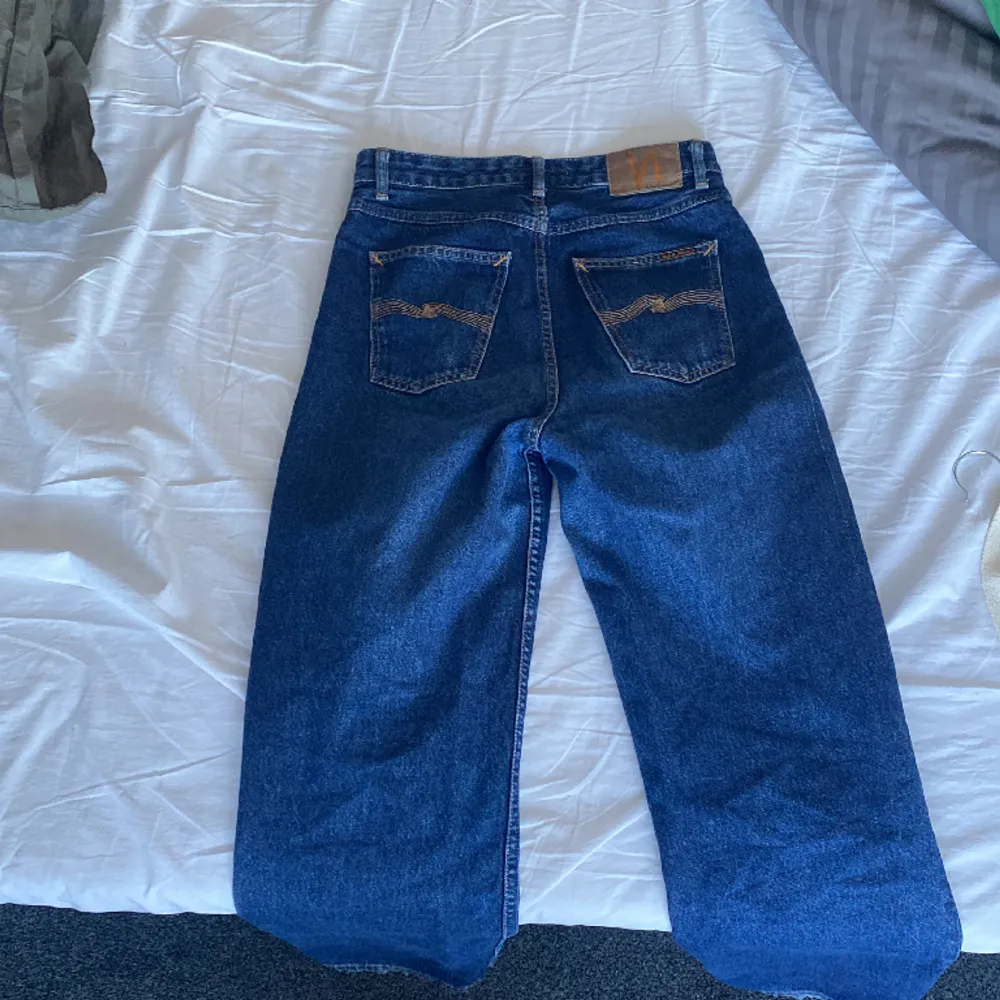 Mörk blå Nudie jeans ny pris 1600kr, inga tecken på slitage!. Jeans & Byxor.