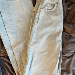 jeans - ljusblåa jeans med hål på höger knä och slitningar nedtill. Långa, passar mig som är 175!🥰🥳