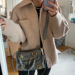 Nakd jacka - Superfin vårjacka från nakd noppig som man kan se på bilden därav till ett lite billigare pris men den är fortfarande fin💗