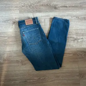 Ett par jeans i absolut topp skick förutom ett litet hål som syns på bild 3. Nypriset på dessa jeans ligger på runt 1000kr. Längden på byxorna är 102cm och midjan 41cm jämför gärna med ett par egna och sen är det fritt fram att använda ”köp nu”.