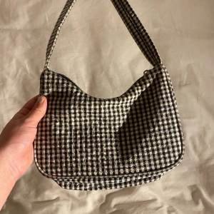 Väska  - Säljer svart vita väska från hm, väskan är i ett bra sick fast är lite nopprig! Väskan säljs för 100 kr + frakt.💕