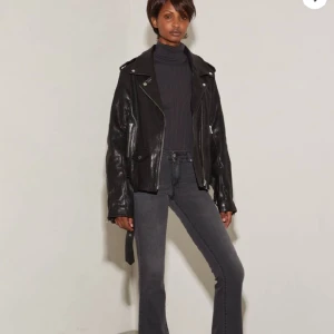 Hunkydory jeans - italiensk design - Buda på. oanvända & nyköpta jeans designad av italienska hunkydory made in sthlm sweden. Finns vit och svart version. Silver Drag kedja i slutändan av både byxbenen, bild kan efterfrågas. Passar endast petite personer(smal och runt 1.60 passar)