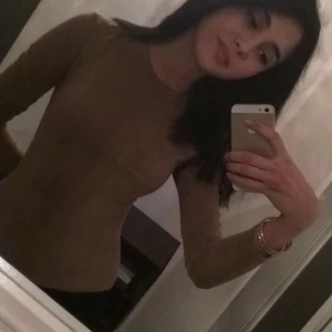 Mockaklänning - Klänning i beige/brun mocka. Sitter tight och framhäver figuren. Kan också bäras som en topp om man föredrar det. Storlek XS. Köpt på Nelly. Använd en gång. 