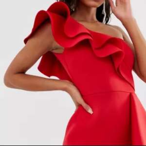 Säljer denna supersnygga röda klänningen i st 38/40, jätte bra skick💕💕