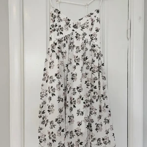 Klänning - Klänning från hollister i mycketbra/nyskick. Använd 1 gång. Finns ej att köpa längre. Använd gärna köp nu💓