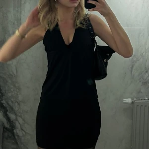 Topp - Säljer denna fest topp, sparsamt använd🤍