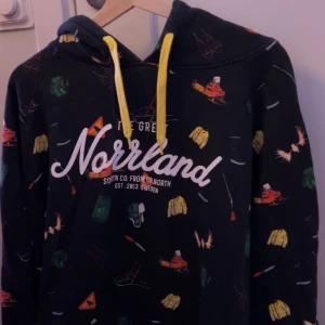 Hoodie - kom ihåg att en ny sån här kostar 900 spänn så är jävligt generös PUSS 🤍 gu va dryg jag verkar va 