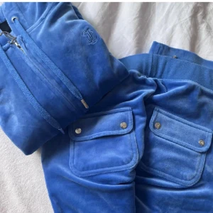 Blått juicy sett - Helt nytt oanvänt. Byxorna i storlek xs och tröjan i storlek s. 1300kr för hela   Köpt för 2400