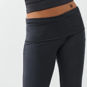 yogapants - Säljer dessa fina yogapantsen, har i marinblå, grå, svart och den färgen på bilderna, Max andvända 2 gånger, nypris 359💞tryck gärna på köp nu!