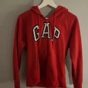Hoodie  - Jag säljer denna jättefina gap tröjan pga att den är för stor för mig. Den är använd men syns inte. Den är i stl M. Jag säljer denna tröja för 150kr+frakt. Skriv ifall ni vill ha flera bilder!💞