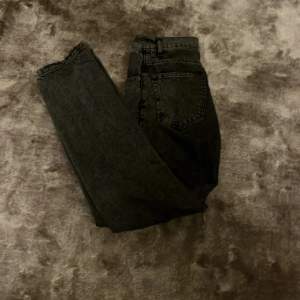 Ett par jeans från woodbird 