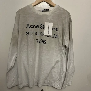 Acne Studios tröja - - Vintage material - True to size - Detaljer av distressing - Oanvänd - Tunnare tröja 