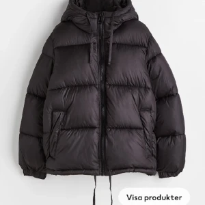 Jacka från h&m - Byter denna jacka från storlek M till S. M är lite för stor för mig och jag skulle behöva S, så om någon vill byta så skriv! Säljer den annars för 450kr!