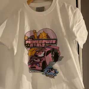 Helt ny och oanvänd Powerpuff girls Stussy tröja. Box ingår. Storlek M. För fler bilder kom privat.