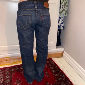 Mörka Levisjeans - Supersnygga Levisjeans i mörk tvätt, raka ben och lägre/medel midjehöjd💞 Passar någon under 170, som en M. Fint skick! Skriv vid funderingar och kolla in mina andra annonser😇