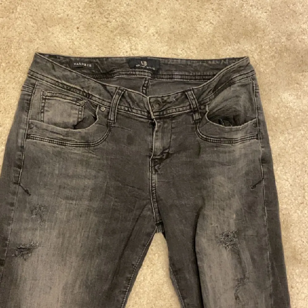 Jätte fina lågmidjade jeans från ltb som tyvärr inte har kommit så mycket till användning då de är förstöra ❤️. Jeans & Byxor.