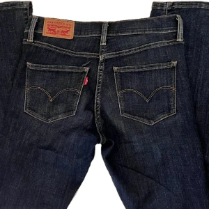 Levis Jeans - Säljer dessa bootcut Levis jeans som jag köpt från Vinted i storlek 25. Använda fåtal gånger.  Jeansen är midwaist och sitter under naveln. jeansen passar nog bäst på någon som är lite kortare. Jag är 162 cm lång och de är perfekta på mig. Skriv för mått!