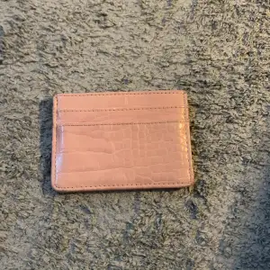 En rosa plånbok för endast 45 kr! Nypris vet jag tyvärr ej men plånboken kommer ifrån glitter 💗