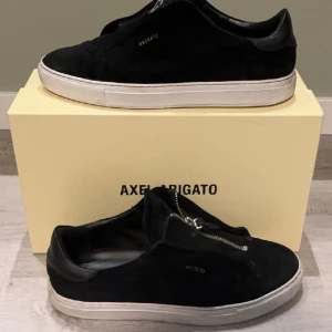 Axel arigato  - Ett par Axel arigato skor stl 43 