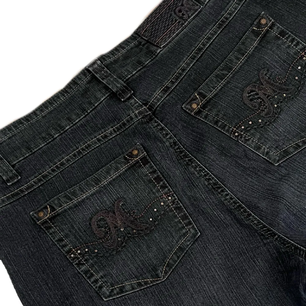 Ett par vintage baggy jeans i storleken 40. Vackra fickor med rhinestones! Köpta på loppis. Vet inte vilket märke det ända som står på byxan är ”M”. Använda fåtal gånger. Skriv om ni vill ha mått!💕. Jeans & Byxor.