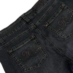 Ett par vintage baggy jeans i storleken 40. Vackra fickor med rhinestones! Köpta på loppis. Vet inte vilket märke det ända som står på byxan är ”M”. Använda fåtal gånger. Skriv om ni vill ha mått!💕