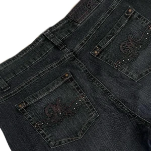 Baggy Jeans - Ett par vintage baggy jeans i storleken 40. Vackra fickor med rhinestones! Köpta på loppis. Vet inte vilket märke det ända som står på byxan är ”M”. Använda fåtal gånger. Skriv om ni vill ha mått!💕