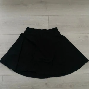 Kjol - Kjol från lager 157. Aldrig andvänd men är jätte fin! Kom privat för mer bilder! 