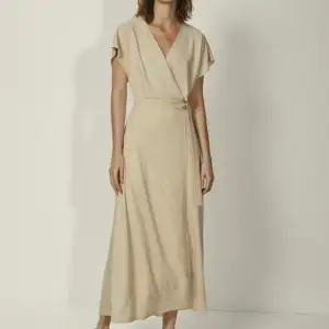 Oanvänd klänning från Massimo Dutti (prislapp kvar). Strl XS/Small Säljes för: 150 Nypris: 799 