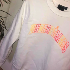 Hov1 merch - Vindar på mars sweater från 2019 med neonliknande tryck. Strl M. Säljer även mer merch, vid köp av flera går det att få det för ett billigare pris!