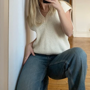 Stickad väst Gina  - Säljer denna fina stickade västen från Gina. Jättefint skick, och supersnygg att ha över en mörk skjorta. 🫶🏼🫶🏼