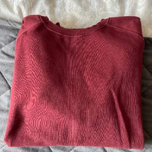 Säljer en basic sweatshirt från lager 157 då den inte kommer till användning 💗köptes för 150kr💗endast använd fåtal gånger💗pris kan diskuteras💗 hör gärna av er vid frågor/intresse 💗