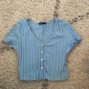 Blå t-shirt - Jättefin blå t-shirt från SHEIN. Aldig andvänd, skriv om frågor🩵